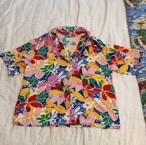APRIL Kiss bright floral button up top size Medium